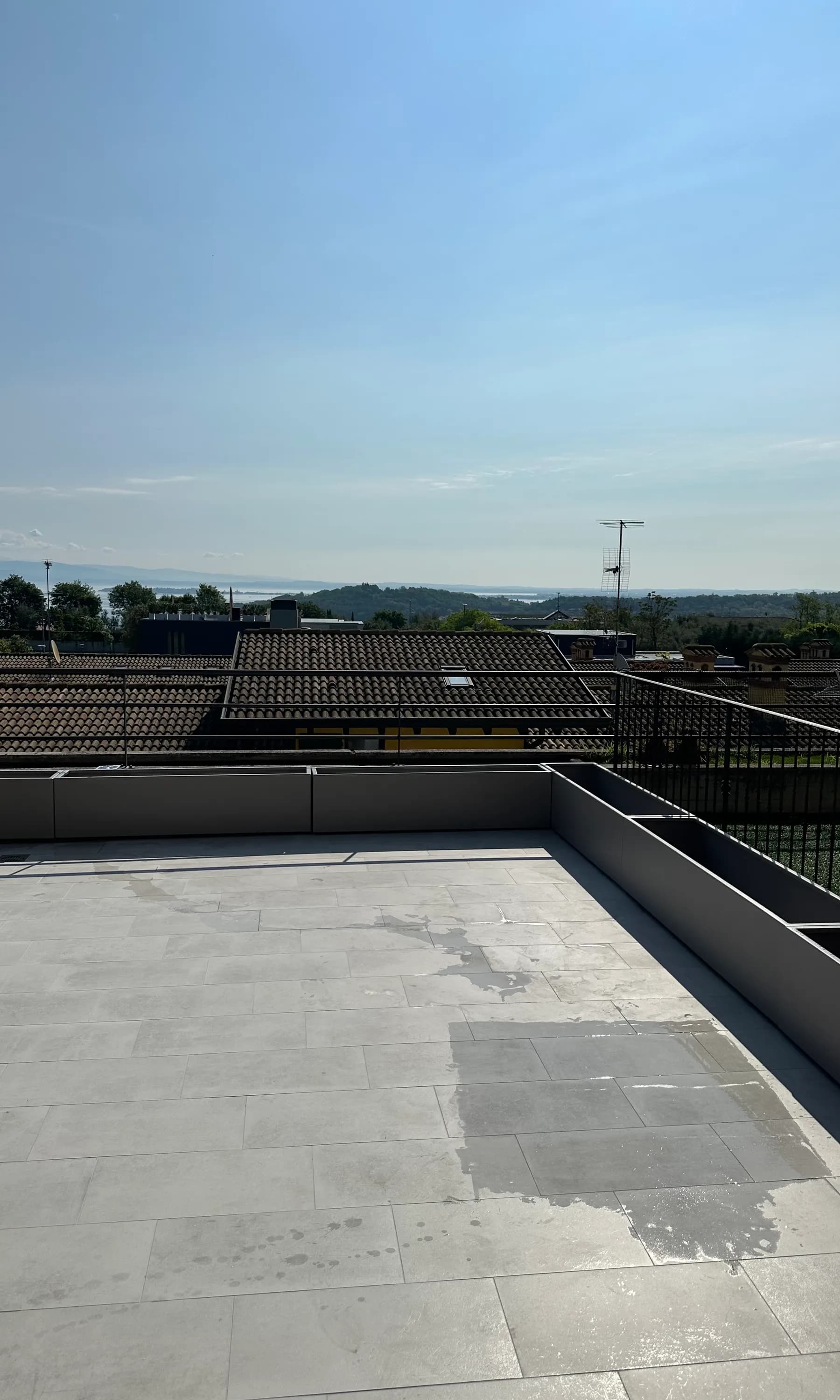 posa fioriere in metallo, terrazzo, pavimentazione in grès