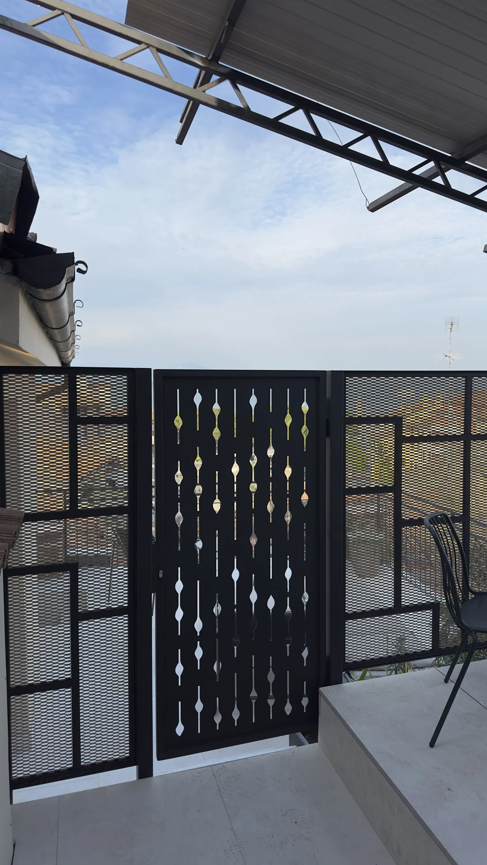 Cancellino in ferro laserato su terrazza ricettiva